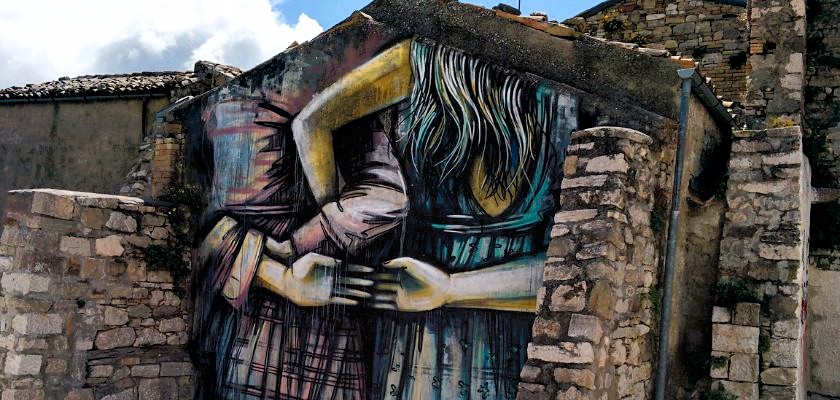 Molise segreto: a Civitacampomarano la Street Art dipinge la memoria del borgo