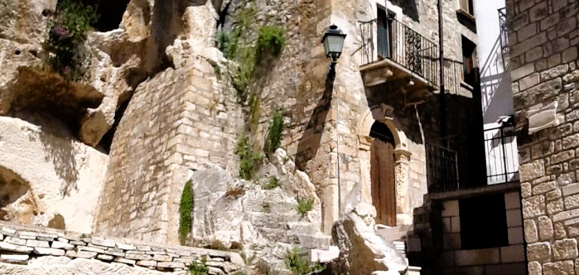 Pennapiedimonte, il borgo di pietra della Majella che sembra scolpito nella montagna